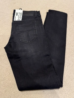 Helt nya jeans från T/J Tiger of Sweden - Svarta jeans modell slim, narrow foot. Strl w29 l32. Lappar kvar, endast provade. Nypris 1499kr