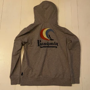 Grå zip-hoodie från Patagonia - Ljus grå Patagonia zip hoodie i storlek XS skulle kunna passa Small. Den är i väldigt bra skick. 