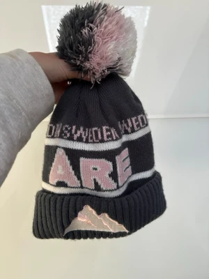 Åre mössa  - Snygg Åre mössa använd endast två gånger! 