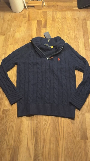 Polo Ralph Laurent half zip  - Den är en perfekt tröja för den kalla hösten som kommer och lovar att den kommer hålla en varm med det stickade materialet. Pris kan diskuteras!!!