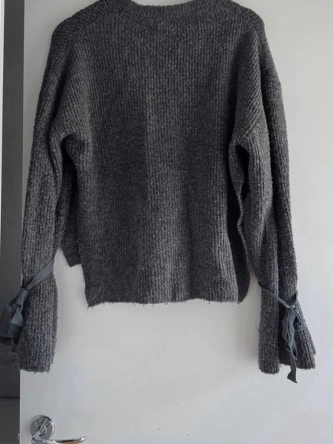 Mörkgrå stickad tröja med rosetter - 1