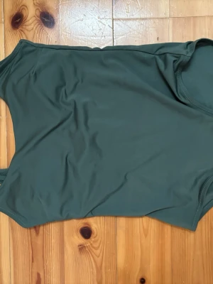 baddräkt  - grön baddräkt, aldrig använd så super bra skick och skönt material. 