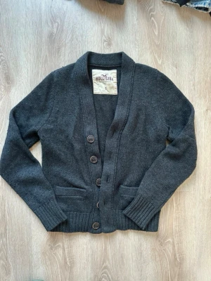 Vintage Hollister kofta - Fet hollister kofta för en fin prislapp, skicket är dunder då det knappt finns tecken på användning. Storleken är S. Startpriset börjar på 599 men kan diskuteras😊😊( tröjan kommer in nästa vecka så var den som först reserverar🤩🤩)