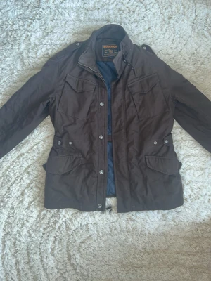 Woolrich field jacket  - Brun Woolrich field jacket. Mycket bra skick på denna jacka, inga defekter eller liknande. Priset kan diskuteras!