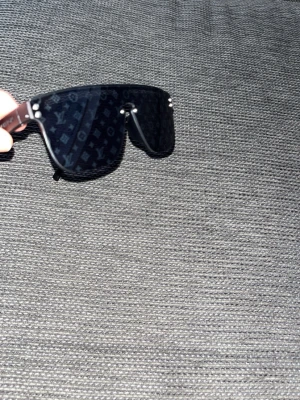 Svarta lv solglasögon  - Ett par solglasögon som jag har köpt för 2 år sedan, ser helt nya ut och passar perfekt inför sommaren 2026. Pris kan diskuteras.