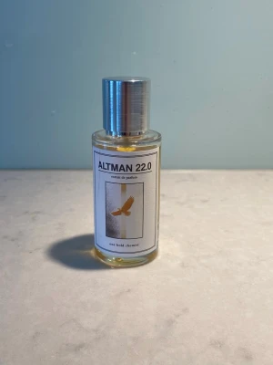 Altman 22.0 parfym från One Bold Chemist - Parfymflaska med silvrig metallkork och transparent glas. Märkt med 'Altman 22.0', inspirerad av 