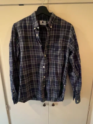 NN07 skjorta  - Säljer denna rutiga NN07 skjortan i storlek S och sitter bra på mig som är 181. Skick 8,5/10 använd utan defekter. Skriv vid frågor eller liknande