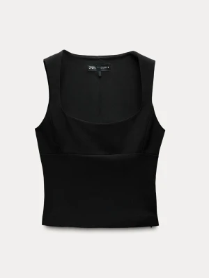 Svart croppad linnetopp från Zara - Snygg svart croppad linnetopp från Zara med breda axelband och fyrkantig urringning. Toppen har en stilren och enkel design som passar perfekt till jeans eller kjol. Sitter figurnära , finns ej att köpa längre . Helt ny aldrig använd