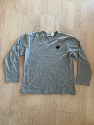 Comme Des Garçons Longsleeve - En sjukt skön grå långarmad tröja från cdg💸 Storlek L men passar mer som S/Xs (skulle säga från 170-175 cm) Perfekt nu till våren ! Pris går att diskutera 🤝! Har ni frågor eller funderingar så tveka inte på att skriva!