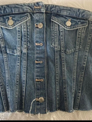 Blå jeanskorsett med knappar - Jättefin jeanskorset från Zara. I storlek S, använd en gång och ser ut som ny