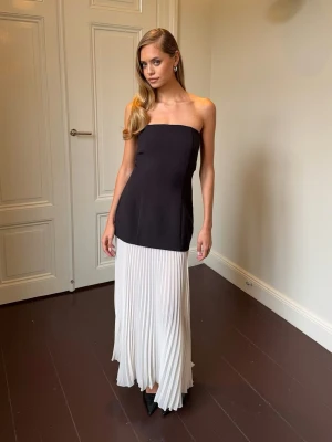 Svartvit axelbandslös långklänning - Säljer denna super fina klänningen från Gina Tricot! Slutsåld på hemsidan. Aldrig använd, lappen sitter kvar. Nypris: 700kr. Pris kan diskuteras!