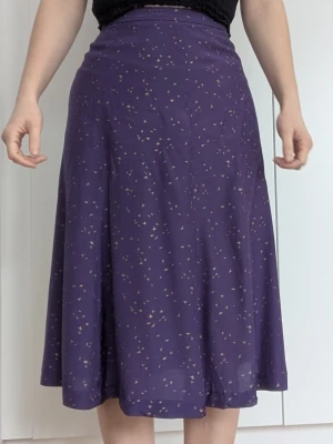 Lila kjol med stjärnor  - Lila kjol med små guldiga stjärnor i fint skick :) 