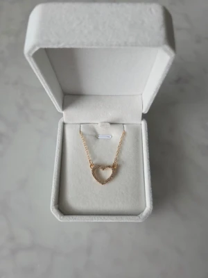 Halsband med ett hjärta - Säljer halsband med ett hjärta på. Helt nytt som är jätte gullig och passar i alla outfit.