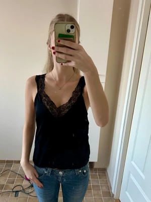 Svart Spetslinne  - Supersnyggt svart spetslinne från Stockh LM Studio. Endast använt ett fåtal gånger och i superfin skick. Storlek M, men passar även mig som vanligtvis har S.