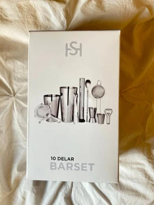 10-delars barset i rostfritt stål från cervera - Säljer ett stilrent barset från ISH med 10 delar i blankt rostfritt stål. Setet innehåller shaker, barsked, sil, mått, tång, flasköppnare och andra bartillbehör. Perfekt för dig som vill mixa egna drinkar hemma och få en snygg barupplevelse.