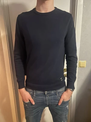 Mörkblå rundhalsad tröja - Stilren mörkblå Replay tröja. Strlk M. Modellen är 193 och väger 80kg. Den är lite väl liten. Skicka 7/10. Pris kan diskuteras