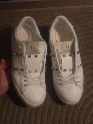 Valentino Open Rockstud - Säljer mina vita valentinos med guldnitar. Skorna är nyss köpta här på Plick, men tyvärr var de förstora. Storlek 38, men passar även 39. Det är endast skorna som ingår vid köp.❤️