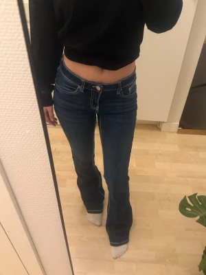 Helt nya low waist bootcut jeans - Helt nya low waist bootcut jeans med superfina detaljer, aldrig använda, strl 170 och går att justera invändigt genom resår så att de passar perfekt, så passar allt från xxs-s🩷