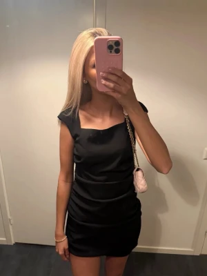 Klänning - Jätte fin klänning från H&M i storlek s🖤