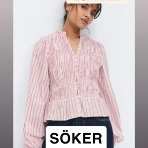 Rosa randig blus med volang - SÖKER DENNA BLUS FRÅN GINA TRICOT!!   I storlek S eller M! rosa blus med tunna röda ränder, volang nertill och smockad midja. 