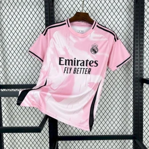 Rosa Real Madrid matchtröja - Snygg rosa Real Madrid matchtröja från Adidas med svarta detaljer och klubbmärke på bröstet. Tröjan har korta ärmar, rund hals och svart Adidas-logga samt tre ränder på axlarna. Materialet är lätt och andas, perfekt för träning eller match.