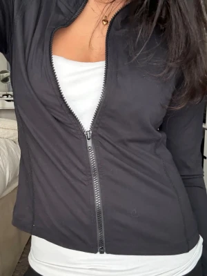 Tränings kofta  - säljer denna tränings kofta från Gina Tricot i storlek 170 men passar mig som bär XS/S💞