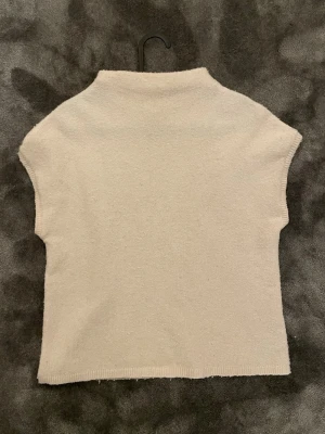 lindex stickad topp - Supersnygg stickad topp från lindex som tyvärr inte kommer till användning! 💖💖 Passar Xs-M