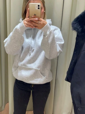 Ljusgrå hoodie med huva - Jättefin men använder aldrig