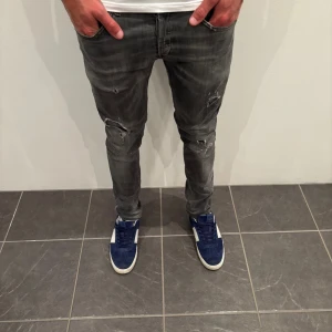 Dondup Jeans George  - Dondup Jeans George! Trendigaste jeansen på marknaden.  Skick= 9,5/10 Ny pris= 4000 kr Säljs för= 1199 kr (Modellen har original slitningar från fabrik vilket är väldigt eftertraktat och populärt)