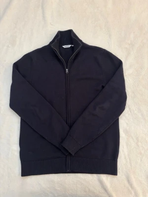 Mörkblå ziptröja från Dobber - Säljer en mörblå ziptröja från Dobber i storlek M.