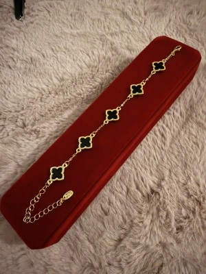 Guld Armband Klöver - Helt ny aldrig använd. Rostfritt stål. Justerbar.