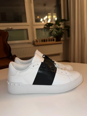 Valentino open black - Valentino opens strl 41. Endast använd 1 gång. Bara att skriva om du undrar något eller vill ha fler bilder. Cond 9,5/10, inte ens creasade