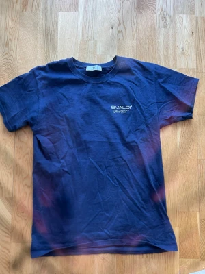 Marinblå Bvaldi Yacht Club t-shirt - Snygg marinblå t-shirt från Bvaldi Yacht Club med tryck på bröstet. Klassisk rund hals och korta ärmar. Tillverkad i mjuk bomull som känns skön mot huden. Perfekt för dig som gillar enkel och stilren design.