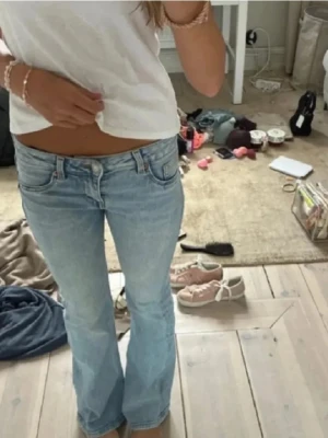 Ljusblå bootcut jeans från bikbok  - säljer ett par ljusblå bootcut jeans från bikbok💕