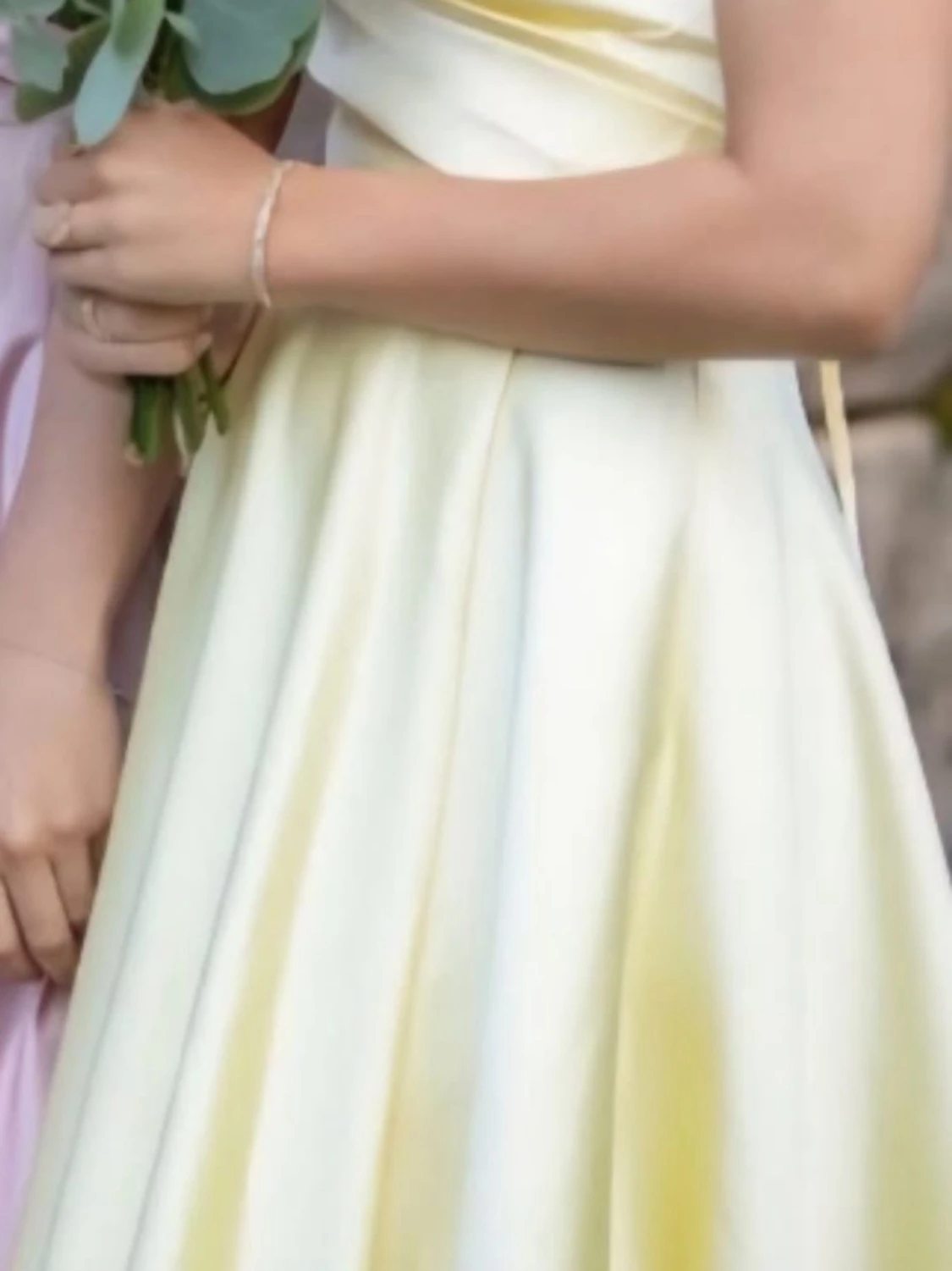 Ljusgul långklänning i satin - 1