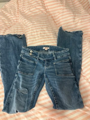 Blå ultra lowaist bootcut jeans Gina Tricot  - Hålen på jeansen är lite sydda men man kan lätt ta bort de och göra om🩷    Säljer för att jag använder inte de🤍