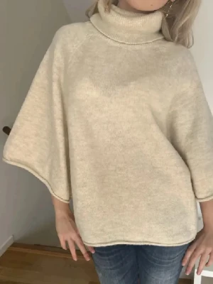 Beige stickad poncho med polokrage zara - Lägger upp igen då det är fri frakt!❤️den har inga defekter, är mjuk i materialet så sticks inte! Helt perfekt och snygg