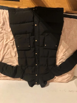 Svart dunjacka med fickor - Vila damjacka i storlek S. Bra skick 