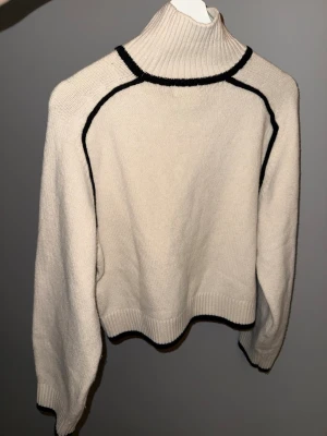 Tröja - Använd några gånger men fortfarande väldigt gott skick, nopprig men det går att åtgärda 🌸