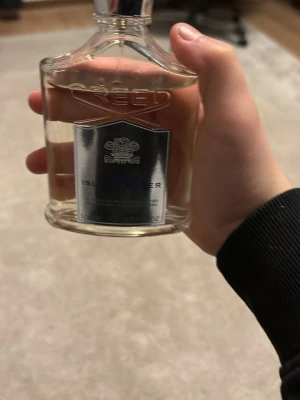 Creed Silver Mountain Water parfym - Exklusiv parfym från Creed, Silver Mountain Water. Flaskan är genomskinlig med silverfärgad etikett och lock. Elegant och stilren design i glas, perfekt för dig som gillar lyxiga dofter. Lite mindre en 100 ML men det är mycket kvar i den 