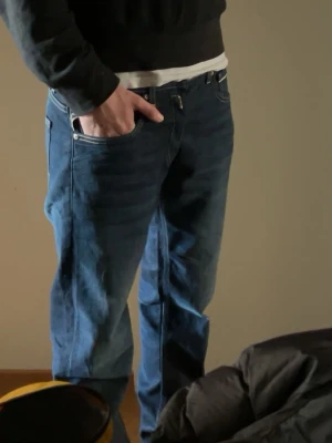 Replay Jeans mörkblå  - Ett par mörkblå replay jeans. Endast använda ett par gånger. Pris kan diskuteras 