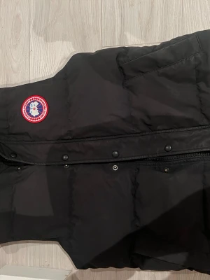 Svart canada goose väst - Säljer min canada goose väst då jag växt ifrån den. Västen är i storlek S och har inga skador. Pris går att diskutera vid snabbaffär ( byte går också bra )