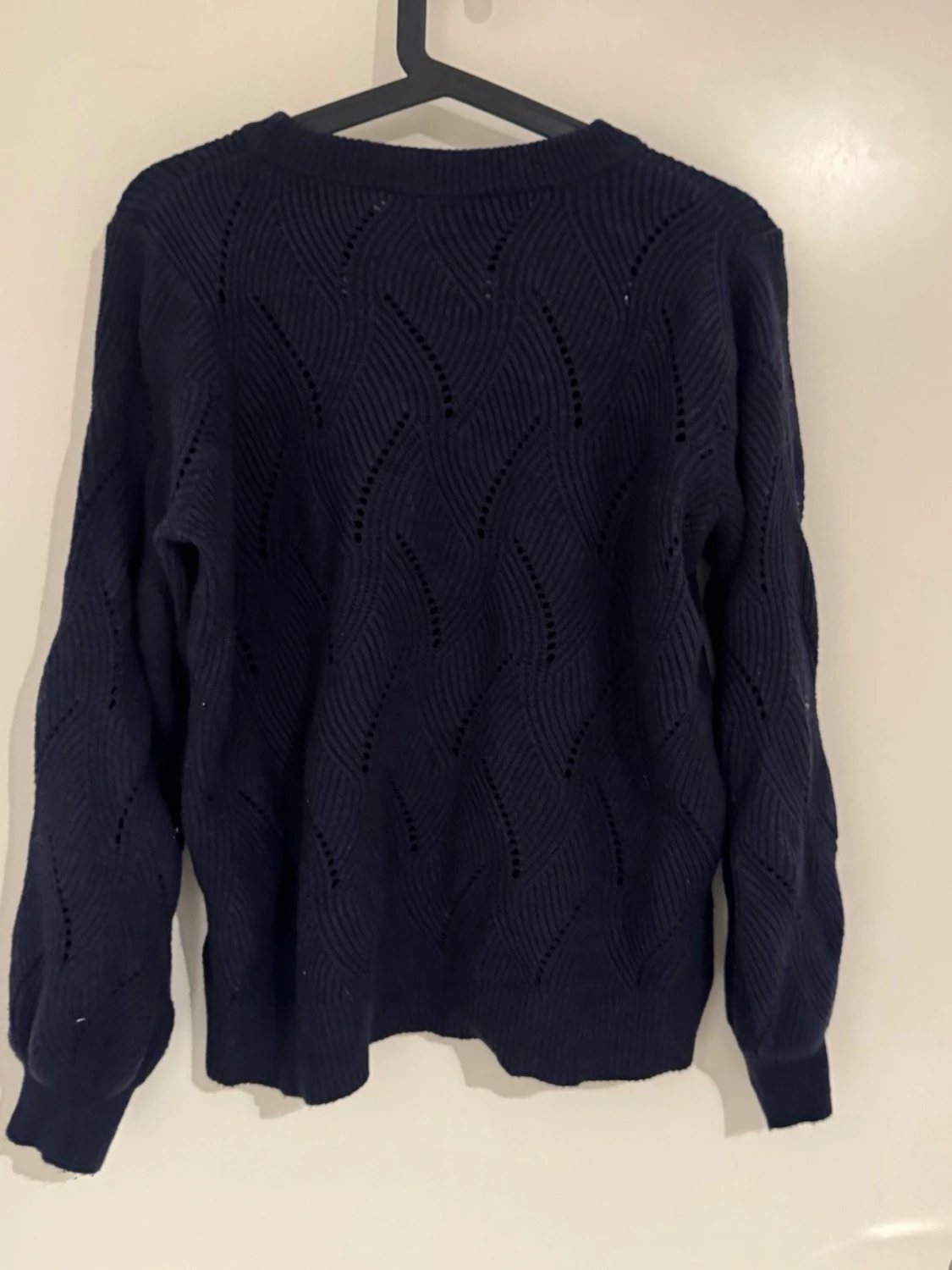 Mörkblå stickad tröja med vågmönster - 1