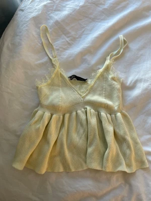 Ljusgult linne  - Supersöt ljusgul linnetopp från ZARA med v-ringning och spetsdetaljer. Har en kort volang nederdel. Skulle säga att den är ganska liten i storleken så skulle säga XS💗💗💗
