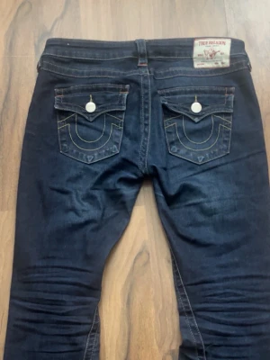 True Religion i Joey low rise flare mörkblå - Köpte för några månader sedan men var lite för stora. Passar i längden för mig som är 160cm lång.