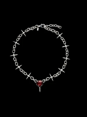 The Queens Necklace Maria Nilsdotter  - Selger dette splitter nye dronningkjedet fra Maria Nilsdotter. Kjøpte smykket i Maria Nilsdotter-butikken i Oslo for 12200. Smykket er laget av 925 sterlingsølv med en rød granat i midten. Smykket er helt ubrukt og leveres med original eske og pose. Justerbar längd med karbinlås. Ta gjerne kontakt hvis du er interessert 🥰