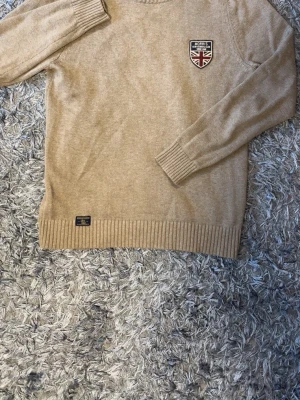 Morris Gents stickad tröja – beige – stl L - Snygg stickad tröja från Morris Gents i klassisk beige färg. Inga defekter på tröjan den är i mycket bra skick