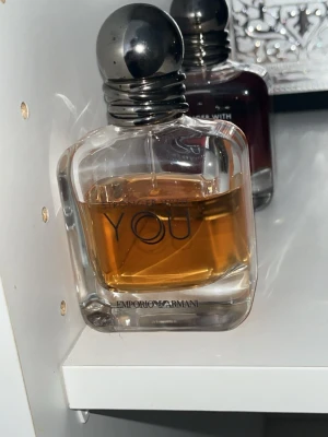 Stronger With You EdT - Emporio Armani Stronger With You är en parfym i en stilren, transparent glasflaska med rundade kanter och silverfärgad metallkork. Doften har en varm bärnstensfärgad vätska och flaskan pryds av märkets logga på korken. Perfekt för dig som gillar exklusiva och moderna dofter.