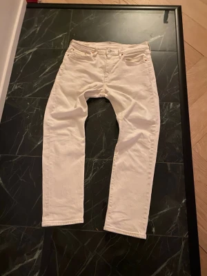 Vita raka jeans från Levi's - Feta Levi’s jeans i modell 502. Midja 30 längd 30. Priset är ej hugget i sten! Nypris: 1300