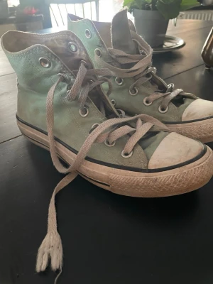 Mintgröna Converse höga sneakers 37 - Converse strlk 37 i ok skick. Hela men sulan lite sliten i hälen.